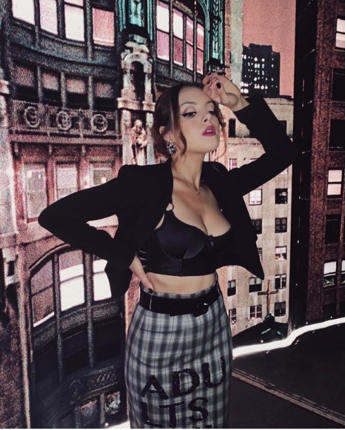 Elizabeth Gillies Elegant  nude photo