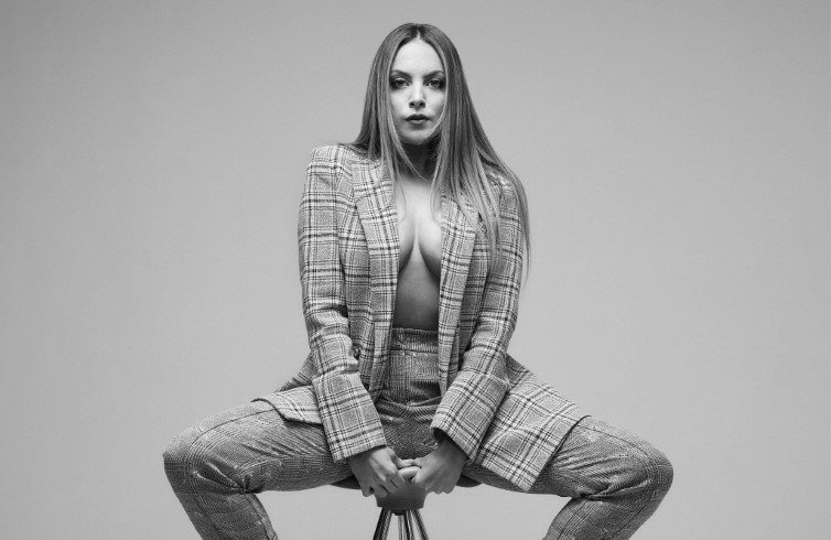 Elizabeth Gillies No Bra 2  nude photo