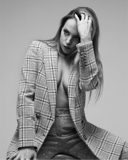 Elizabeth Gillies braless black and white  nude photo