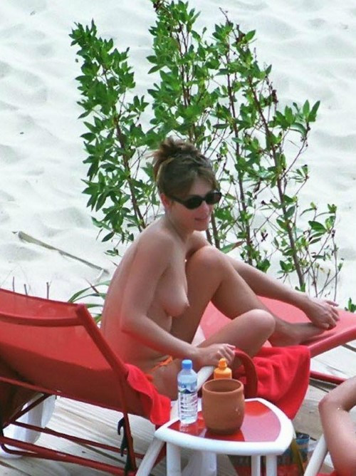 Elizabeth Hurley Leaked Naked Boobs  nude photo