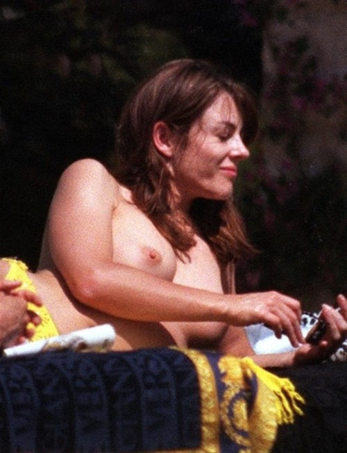 Elizabeth Hurley Naked Leaked Boobs  nude photo