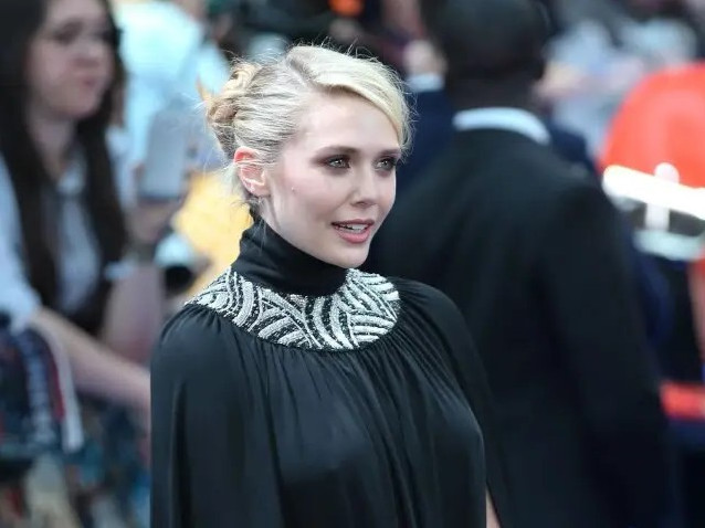 Elizabeth Olsen Doesnt Bother With A Bra Under Her Dress  nude photo