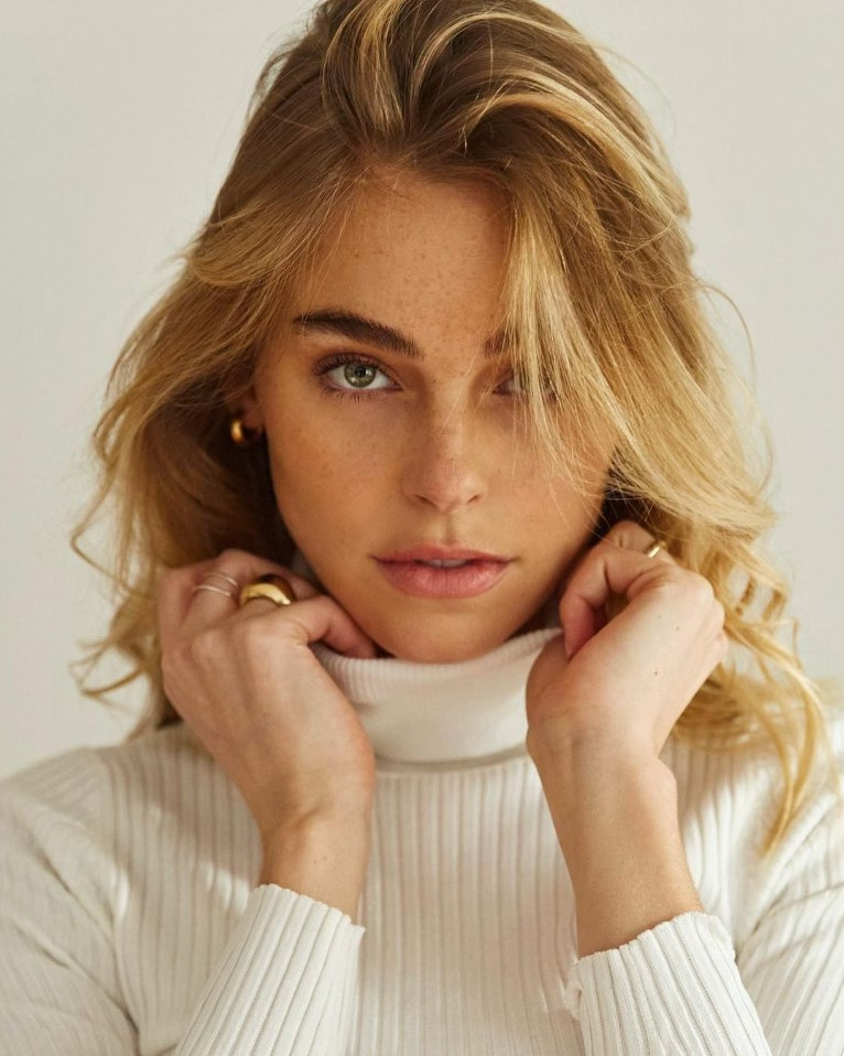 Elizabeth Turner  nude photo