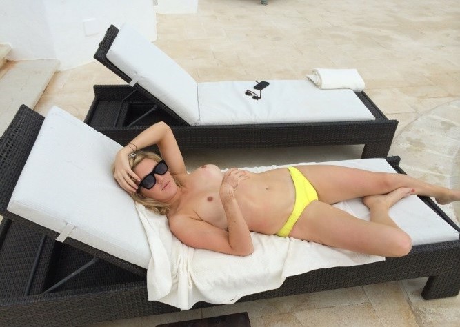 Ellie Goulding Topless Naked Body  nude photo