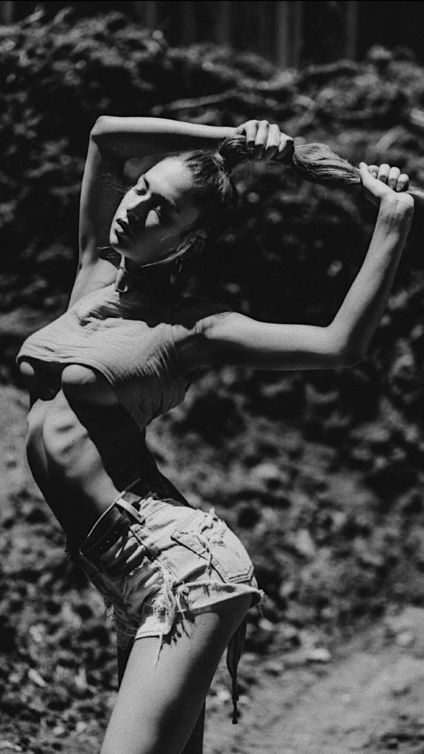 Elsie Hewitt  nude photo