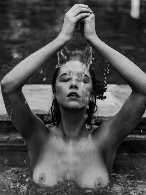 Elsie Hewitt  nude photo