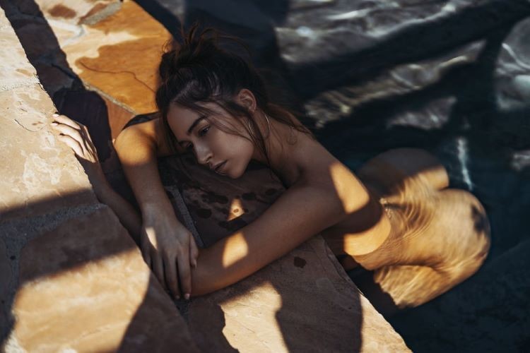 Elsie Hewitt Beautiful Naked Ass In The Pool  nude photo