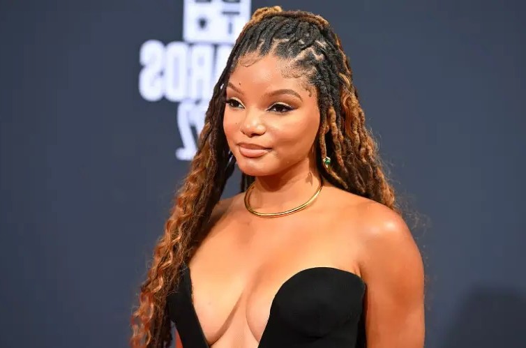 Halle Bailey big boobs in sexy dress  nude photo