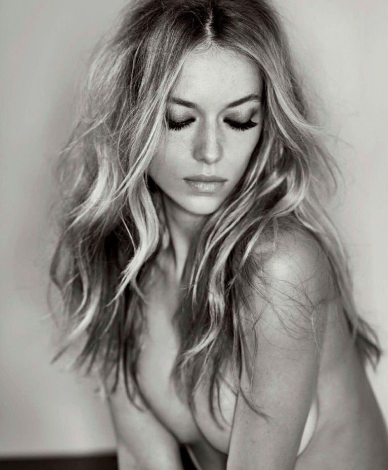 Hannah Ferguson Sexy Babe Posing Braless  nude photo