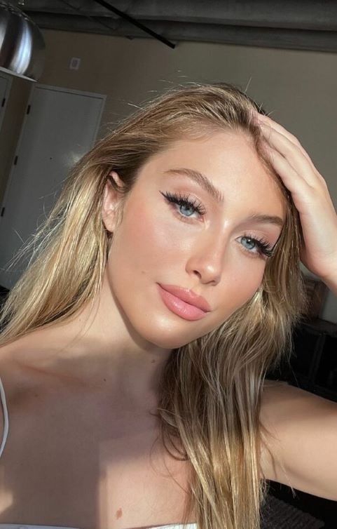 Heloise Hut  nude photo