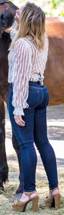 Hilary Duff Perfect Booty In Tight Jeans  nude photo