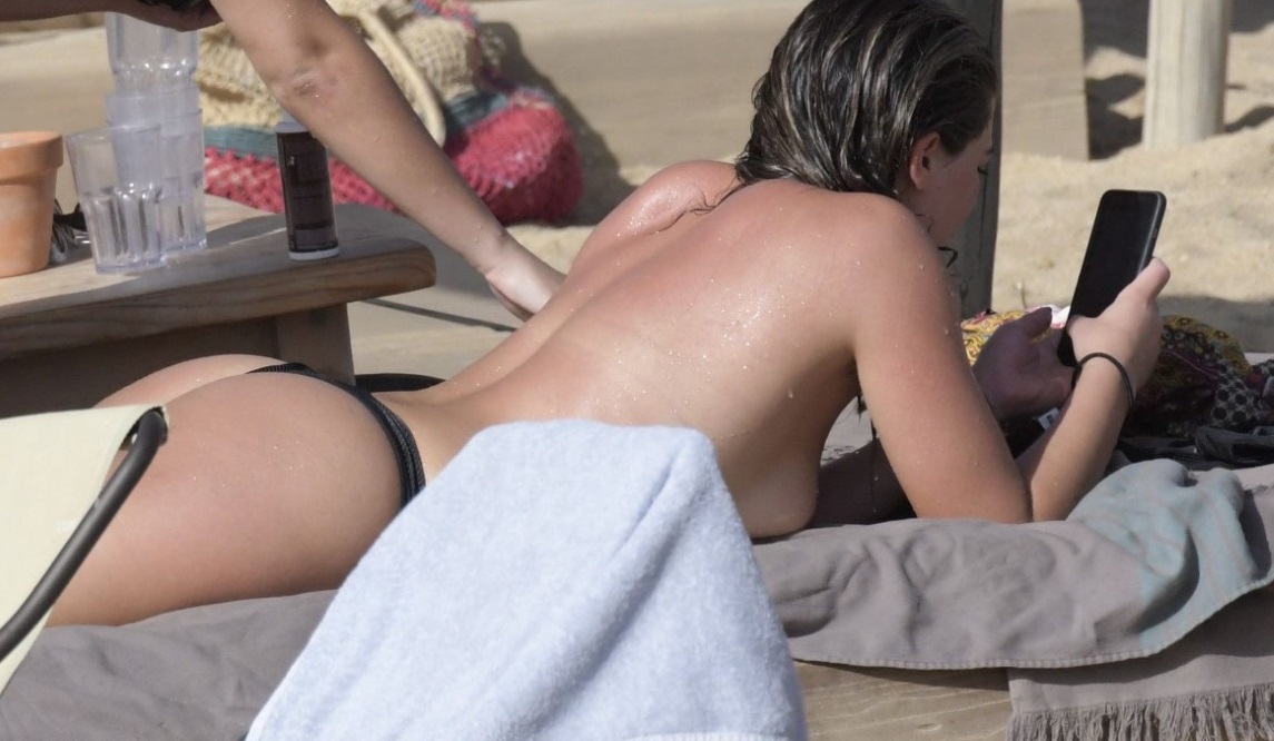 Holly Valance Topless Paparazzi  nude photo