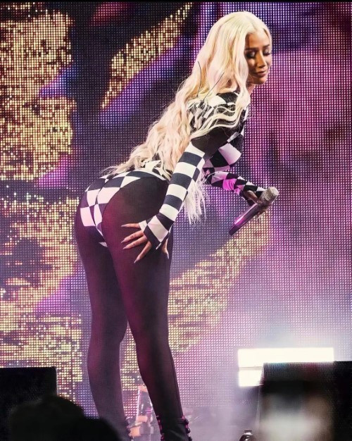 Iggy Azalea Showing Big Booty On Stage  nude photo