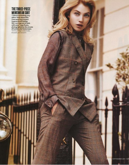Imogen Poots In A Brown Suit  nude photo