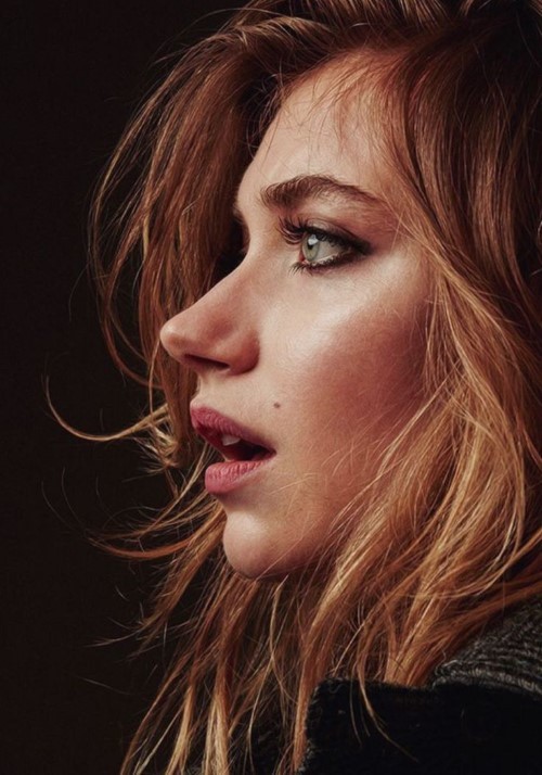 Imogen Poots Sideview  nude photo