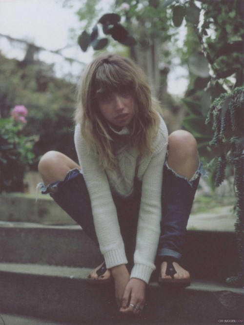 Imogen Poots Squatting  nude photo