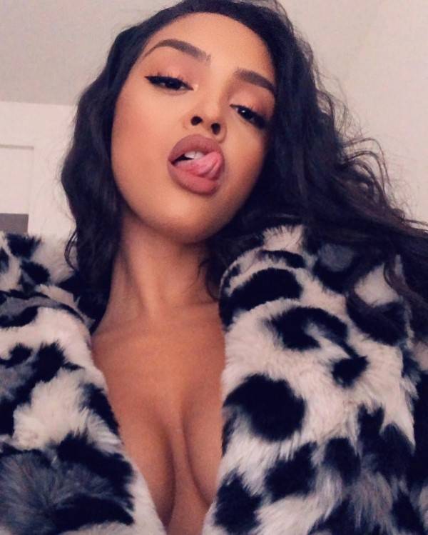 Izabela Guedes  nude photo