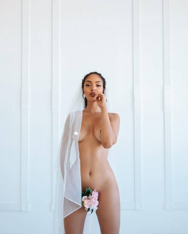 Izabela Guedes  nude photo