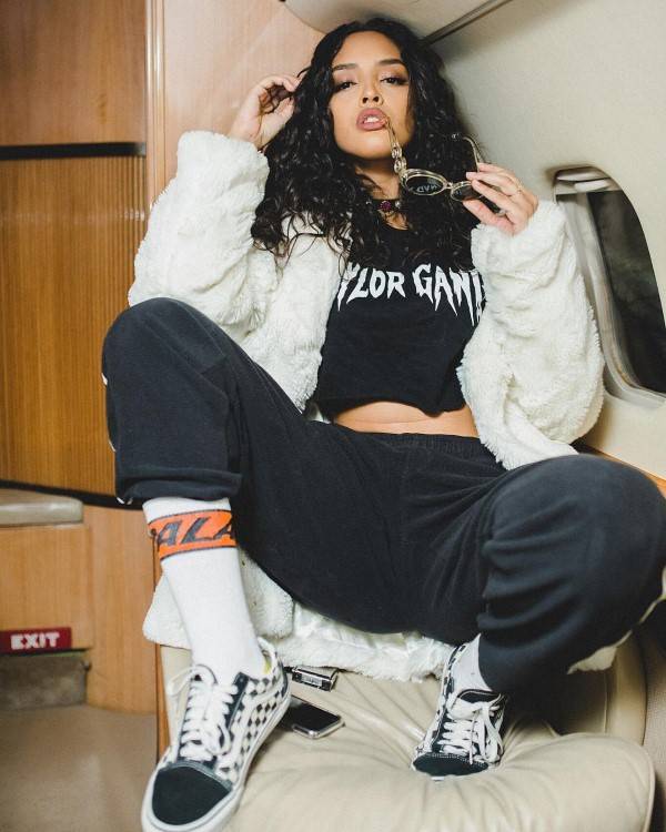 Izabela Guedes  nude photo