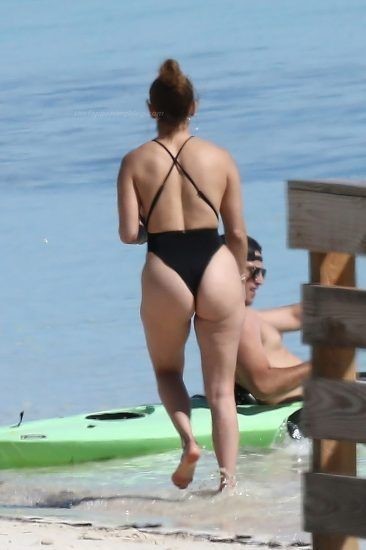 Jennifer Lopez Big Butt In Bikini  nude photo