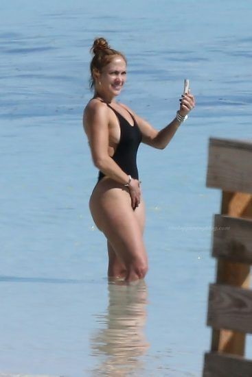 Jennifer Lopez Bikini Body Sexy On Beach  nude photo
