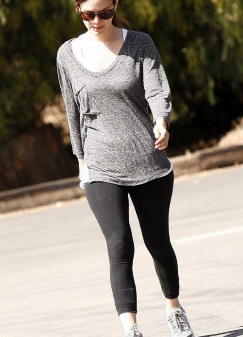 Jennifer Love Hewitt Crotch Shots  nude photo