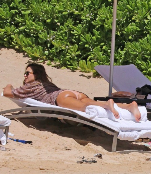 Jessica Alba Bikini Booty On Beach  nude photo