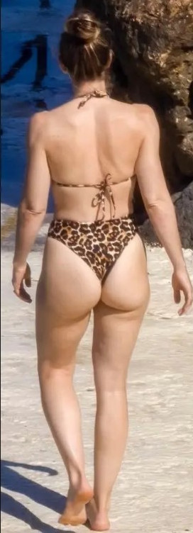 Jessica Biel Perfect Booty In Sexy Bikini  nude photo