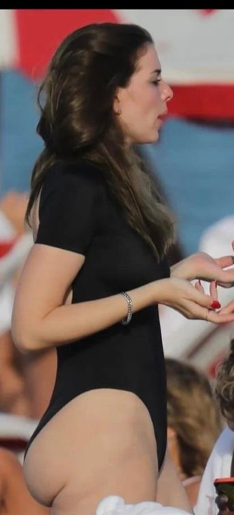 Julia Fox Big Booty Side View  nude photo