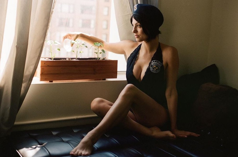 Julia Voth  nude photo