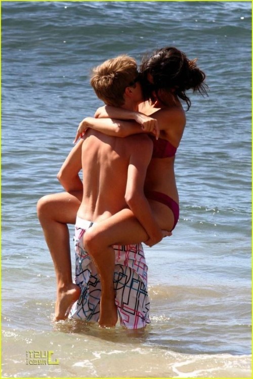 Justin Bieber And Selena Gomez Beach  nude photo