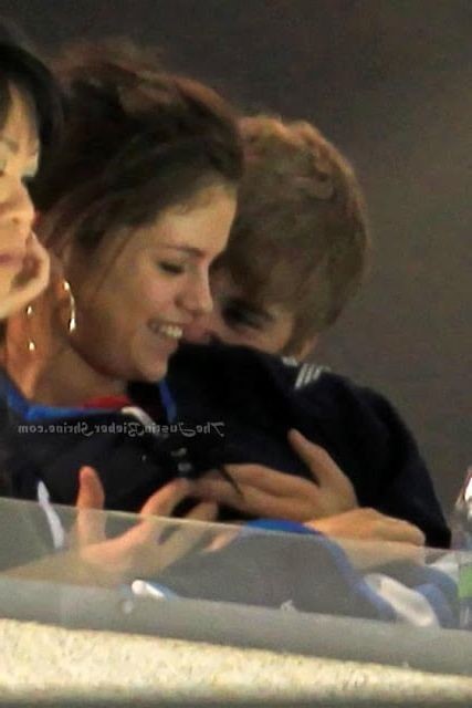 Justin Bieber Touching Selena Gomez Breast  nude photo