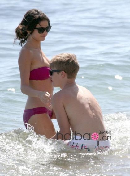Justin Bieber Touching Selena Gomez  nude photo