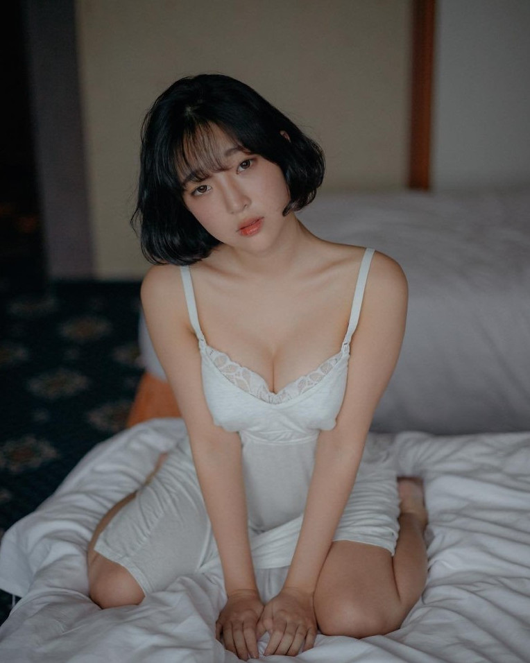 Kang In Kyung  nude photo