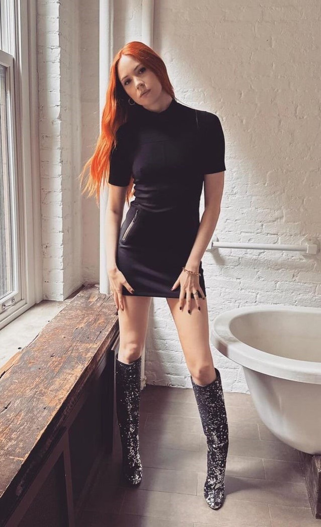 Karen Gillan  nude photo