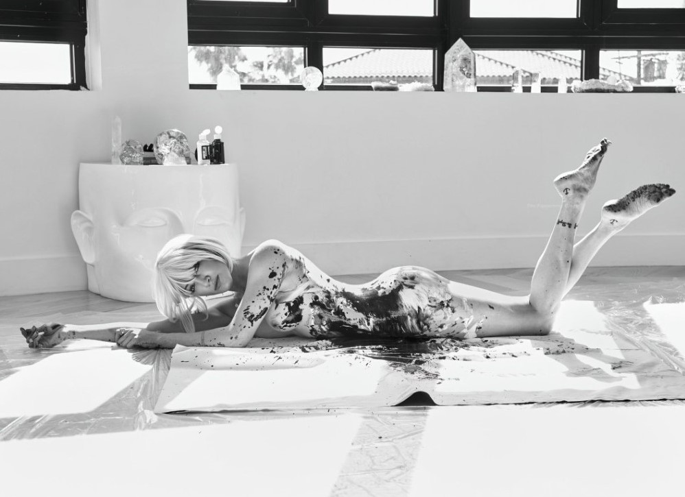 Katie Cassidy Completely Naked  nude photo