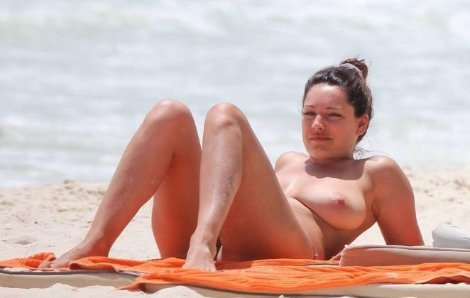 Kelly Brook Topless Sunbathing In Cancun  nude photo