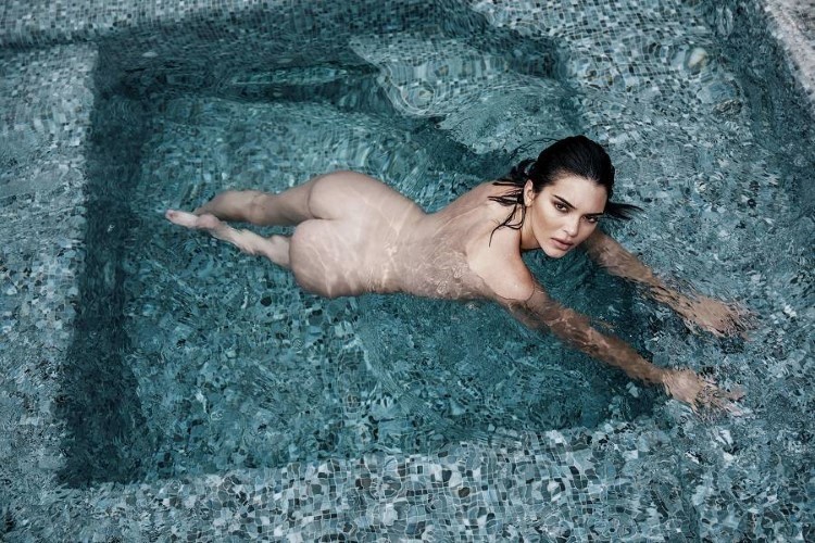 Kendall Jenner Desnuda Disfruta De Una Inmersion Flaca En Una Piscina  nude photo