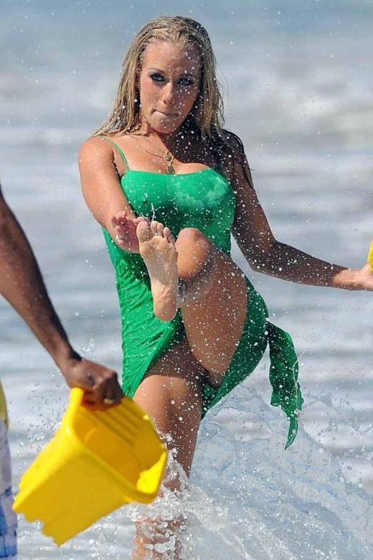 Kendra Wilkinson Ass Upskirt Flash  nude photo