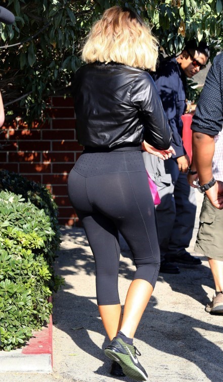 Khloe Kardashian Sexy Booty In Tight Leggings  nude photo