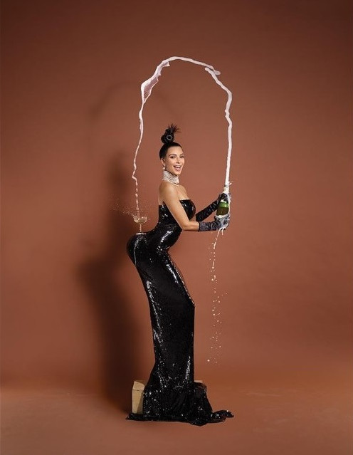 Kim Kardashian Magazine Cover Paper  nude photo