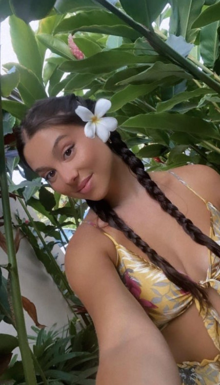 Kira Kosarin Flower  nude photo