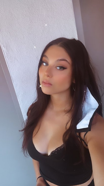Kira Kosarin Mask On The Ear  nude photo