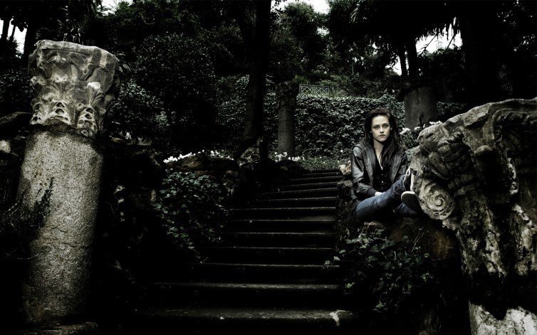 Kristen Stewart Sitting On Stairs  nude photo