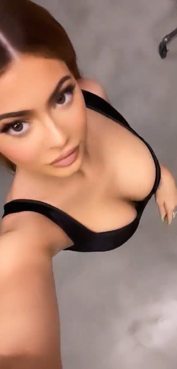 Kylie Jenner Cleavage nude photo