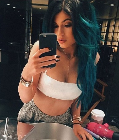 Kylie Jenner Clevage Shows Nude Photos  nude photo