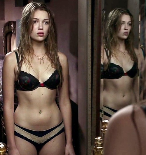 Lili Simmons Gorgeous Actress  nude photo