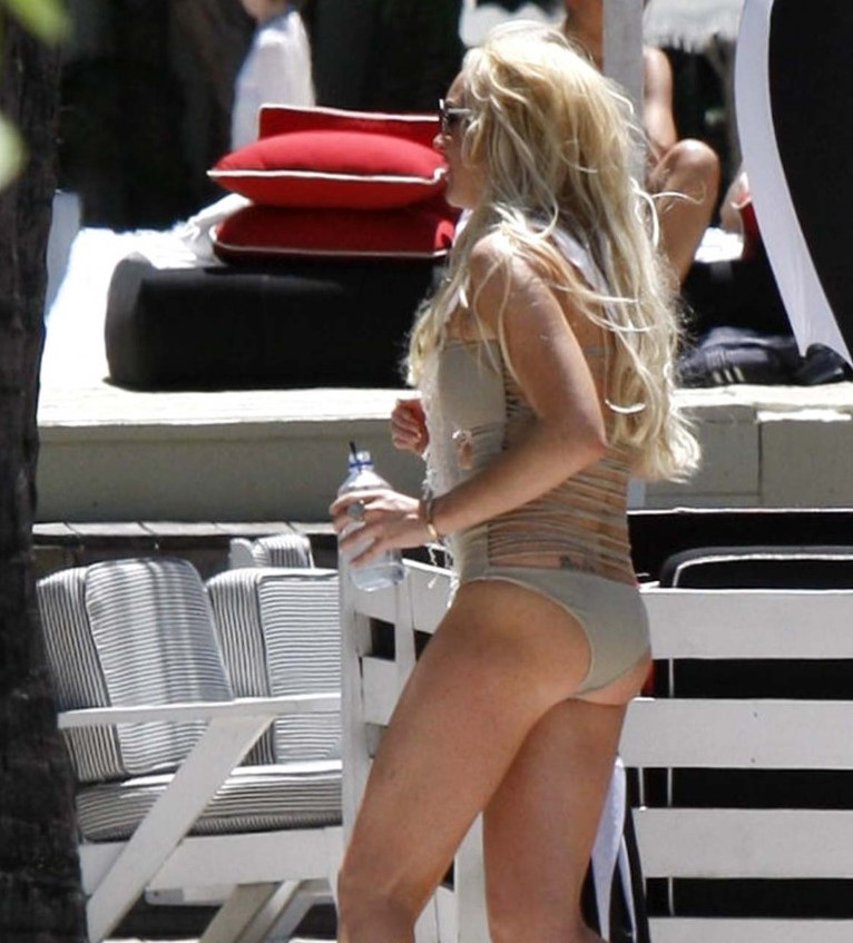 Lindsay Lohan Bikini Butt Hot Actress  nude photo