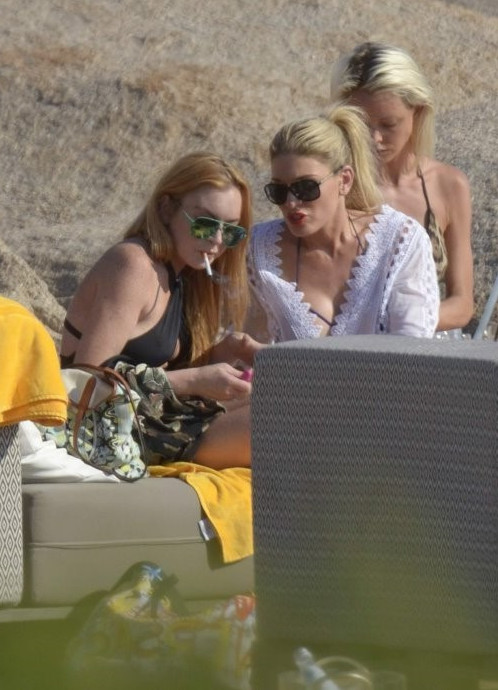 Lindsay Lohan Tori Spelling  nude photo