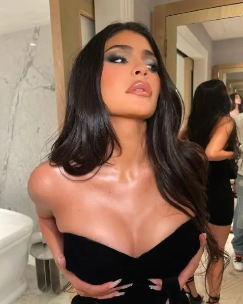 Love To Worship Goddess Kylie Jenner  nude photo